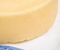 Quali sono i valori nutrizionali, i benefici e le caratteristiche del formaggio Belpaese, ampiamente usato in cucina per il suo gusto delicato e leggero