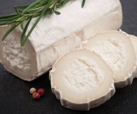Il formaggio caprino è noto per la sua alta digeribilità e per la sua cremosità