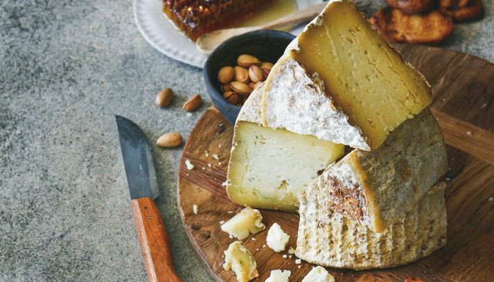 Il formaggio Monte Veronese, specialità tipica veneta, è una vera bontà: scopriamo quali sono le sue caratteristiche e le proprietà nutrizionali
