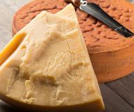 Come gustare il formaggio Sbrinz, da solo o in abbinamento per ricette irresistibili