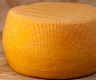 Un derivato del latte di mucca, ottenuto dalla sua coagulazione. Sapere quali formaggi vaccini esistono in base alla loro stagionatura, permette di variare la propria alimentazione