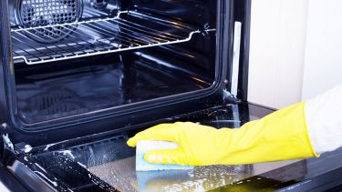 Forno incrostato, come pulirlo con bicarbonato e aceto