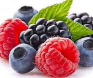Tutti i frutti del sottobosco a bacca rossa e nera che fanno bene al nostro organismo