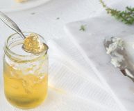 Scopriamo gli usi e le proprietà della gelatina di timo, valida alleata in cucina: vediamo quali sono le sue caratteristiche e i relativi valori nutrizionali