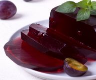La gelatina di uva è un ingrediente speciale da portare in tavola in tante dolcissime occasioni. Scopriamo le sue proprietà