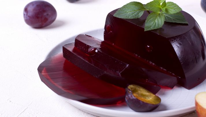 La gelatina di uva è un ingrediente speciale da portare in tavola in tante dolcissime occasioni. Scopriamo le sue proprietà