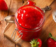 In cucina è versatile e si usa come dessert di fine pasto ma anche per rifinire le migliori torte. Il colore conquista tutti: scopriamo la gelatina di fragole