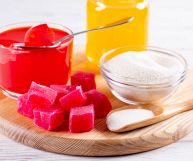 Un ingrediente dalle preziose caratteristiche. Sapere come usare la gelatina in polvere in cucina permette di variare e preparare numerose ricette