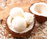 Un dessert al cucchiaio semplice e gustoso, perfetto a fine pasto, il gelato al cocco si presta anche a diverse preparazioni. Scopriamo insieme questo prodotto