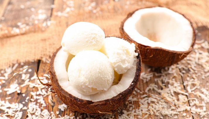 Un dessert al cucchiaio semplice e gustoso, perfetto a fine pasto, il gelato al cocco si presta anche a diverse preparazioni. Scopriamo insieme questo prodotto