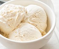 Sapore delicato e consistenza cremosa e soffice: il gelato alla crema è perfetto per essere gustato da solo o insieme a torte e dolci da solo