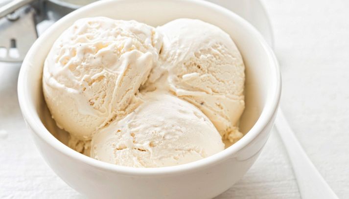 Sapore delicato e consistenza cremosa e soffice: il gelato alla crema è perfetto per essere gustato da solo o insieme a torte e dolci da solo