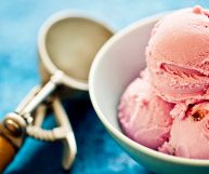 Il gelato alla fragola è uno dei grandi classici della bella stagione, ideale per una pausa rinfrescante e genuina