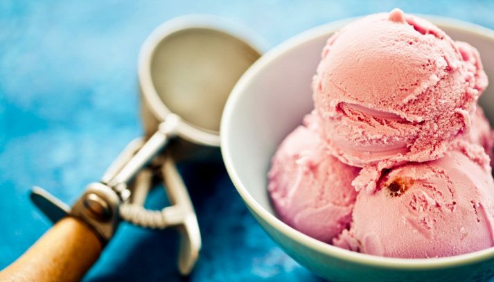 Il gelato alla fragola è uno dei grandi classici della bella stagione, ideale per una pausa rinfrescante e genuina