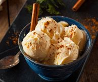 Una bella coppa di gelato allo zabaione servito con una stecca e polvere di cannella a decorazione, perfetto per essere servito in pausa merenda