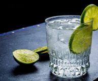 Il gin è un distillato famosissimo, che vede tra i suoi ingredienti principali le le bacche di ginepro