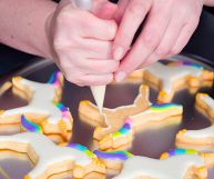 Le coperture con la glassa reale sono lisce ed omogenee, perfette per una successiva decorazione: caratteristiche, usi e ricette con questo prodotto