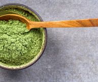 Il gombo in polvere è un prodotto poco conosciuto, ma ricco di proprietà nutrizionali interessanti: ecco i suoi benefici e le controindicazioni