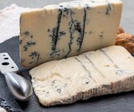 Il gorgonzola dolce è un formaggio erborinato dal sapore morbido e dalla consistenza cremosa: ecco i suoi valori nutrizionali, i benefici e le controindicazioni