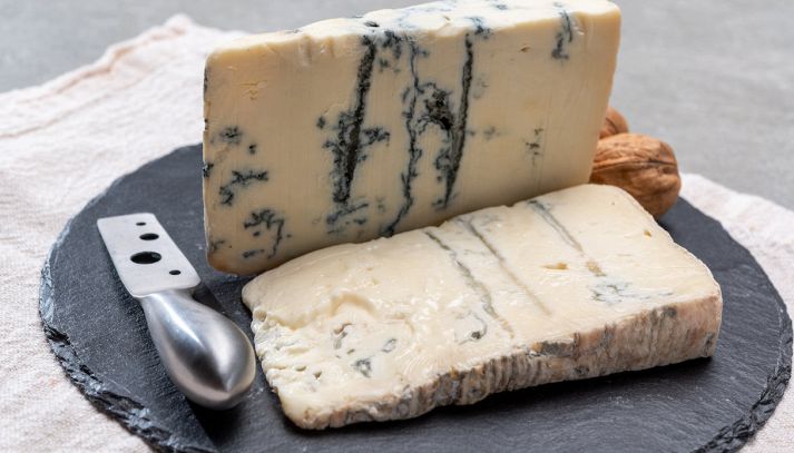 Il gorgonzola dolce è un formaggio erborinato dal sapore morbido e dalla consistenza cremosa: ecco i suoi valori nutrizionali, i benefici e le controindicazioni