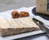 Con la sua stagionatura di 80 giorni, il gorgonzola piccante è uno dei formaggi italiani più famosi al mondo