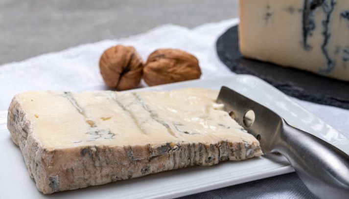 Con la sua stagionatura di 80 giorni, il gorgonzola piccante è uno dei formaggi italiani più famosi al mondo