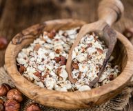 Granella di nocciole: proprietà e caratteristiche dell'ingrediente più usato per guarnire i dolci