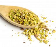 La granella di pistacchi, realizzata spesso con i pregiati pistacchi di Bronte, è una vera delizia da pasticceria: ecco quali sono i suoi valori nutrizionali