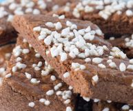 La granella di zucchero, utilizzata soprattutto nella preparazione dei dolci, ha soprattutto funzione decorativa: ecco come si prepara e quali sono i suoi usi