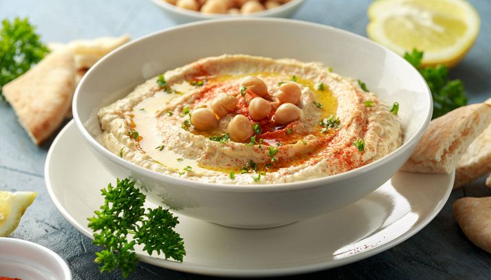 Crema densa a base di ceci e tahina, l'hummus è una salsa esotica versatile da usare in cucina