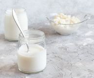 Il kefir è una bevanda ottenuta dal latte fermentato, e per questo ricca di batteri "buoni" per l'organismo: ecco i suoi benefici e le controindicazioni