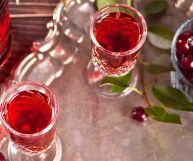 Il kirsch è un liquore, più precisamente un’acquavite, ottenuta dalle ciliegie fermentate: ecco cosa sapere sulle sue proprietà e sugli usi in cucina