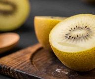 Il kiwi giallo si distingue dal verde per le sue proprietà e per i benefici sulla salute: scopriamo di più e impariamo a usarlo al meglio in cucina