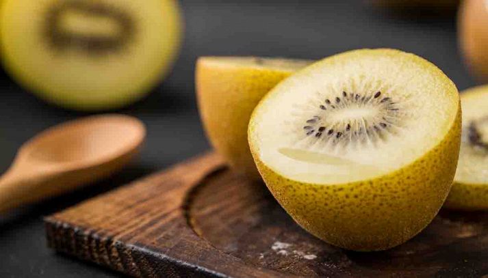 Il kiwi giallo si distingue dal verde per le sue proprietà e per i benefici sulla salute: scopriamo di più e impariamo a usarlo al meglio in cucina
