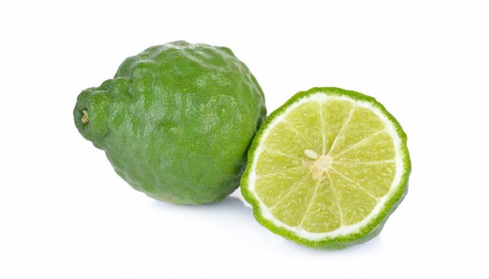 Il lime kaffir, una variante del più conosciuto lime, è un agrume dal sapore veramente aspro: scopriamo tutti i suoi benefici e le controindicazioni