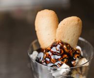 Le lingue di gatto sono un biscotto di pasticceria ideale per accompagnare frutta e gelati