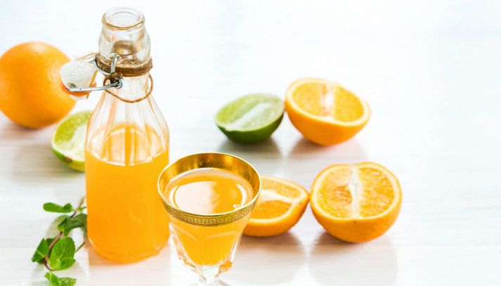 Un digestivo da fine pasto ottenuto per infusione delle scorze di arancia. Sapere come fare il liquore all'arancia permette trovare una valida alternativa al limoncello