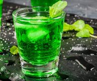 Il liquore alla menta è una bevanda alcolica dal gusto delicato e rinfrescante: ecco quali sono le sue proprietà, i benefici e le controindicazioni