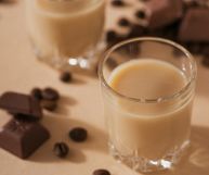 Il liquore alla vaniglia è una bevanda spiritosa dal sapore aromatico, dolce e intenso