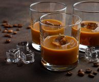Da consumare da solo alla fine del pasto, perfetto per sostituire l'amaro o il caffè: scopriamo le ricette e le caratteristiche principali del liquore al caffè