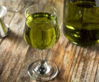 Scopriamo quali sono le caratteristiche e i valori nutrizionali legati al liquore chartreuse, prodotto nato dall'esperienza dei monaci certosini