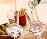 Un liquore profumato dall'aroma unico, derivante dalle erbe e dalle spezie utilizzate: il liquore Kummel si serve alla fine del pasto come digestivo