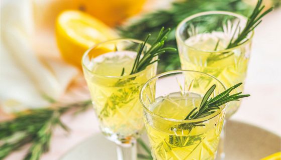 Il liquore Strega è una bevanda alcolica dalle antiche origini italiane: scopriamo le sue caratteristiche e le proprietà nutrizionali