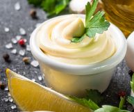 Una salsa golosa, che piace quasi a tutti. Sapere come usare la maionese in cucina rende alcuni piatti ancora più golosi