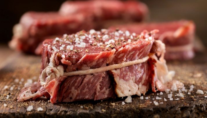 Buona e salutare, la carne di manzo rappresenta l'ingrediente fondamentale della nostra dieta. Scopriamo caratteristiche e prorpietà