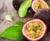 Un frutto tropicale dalle preziose caratteristiche. Sapere come usare il frutto della passione in qualsiasi tipo di alimentazione