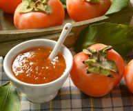 Una conserva di frutta dalle preziose proprietà. La marmellata di cachi è un prodotto sano e gustoso che preserva tutte le nobili caratteristiche del frutto autunnale