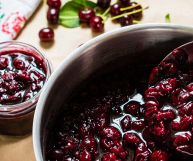 Protagonista assoluta dei nostri momenti più dolci, la marmellata di ciliegie è un ingrediente che arricchisce con gusto tutte le nostre preparazioni zuccherine