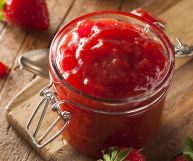 Buonissima, da usare in mille modi: la marmellata di fragole è un ingrediente tanto semplice quanto prezioso, ideale per snack e dolci da leccarsi i baffi