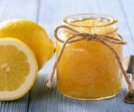 La marmellata di limoni è un alimento dal sapore fresco e decisamente prelibato: ecco come usarla e quali sono le sue proprietà nutrizionali